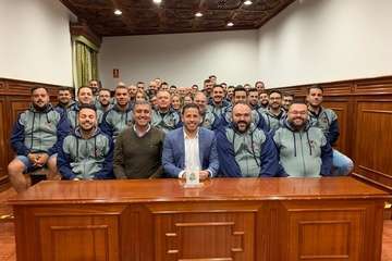 El Ayuntamiento recibe a Los Nietos de SaryMánchez, ganadores del primer premio de interpretación del Carnaval capitalino (Foto TA)